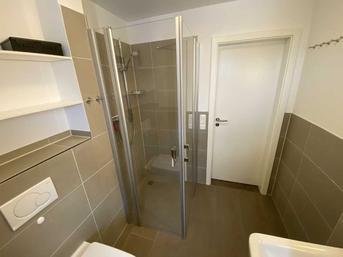 Unsere neue Dusche ist größer und ohne Schwelle.