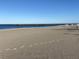 Die Ferienwohnung liegt nur 200 Meter vom Dahmer Strand entfernt.
